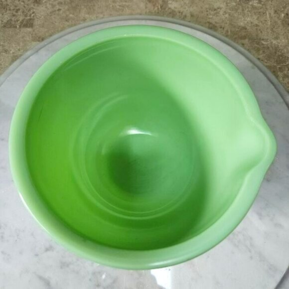 Vintage Mid-Century Jadeite Kitchenware Mixing Bowl w/ pour spout GUC unmarked - Picture 2 of 10